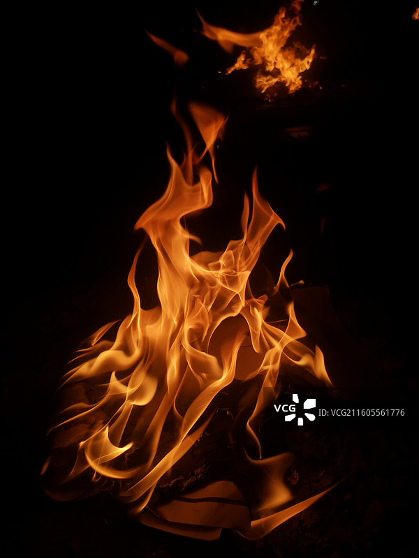 寒衣节祭祀  纸钱 焰火图片素材