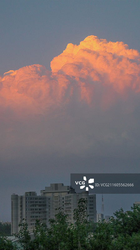 北理工中心教学楼和积雨云图片素材