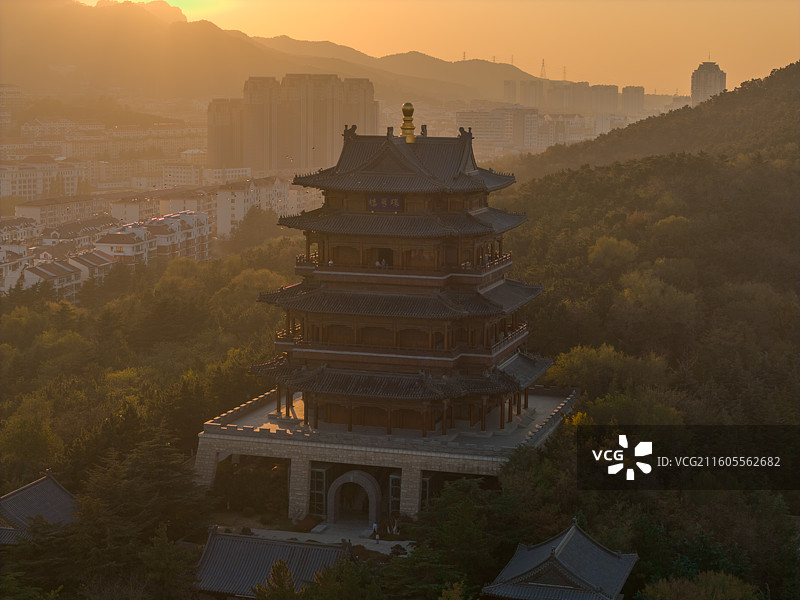 夕阳下的威海市环翠楼公园图片素材