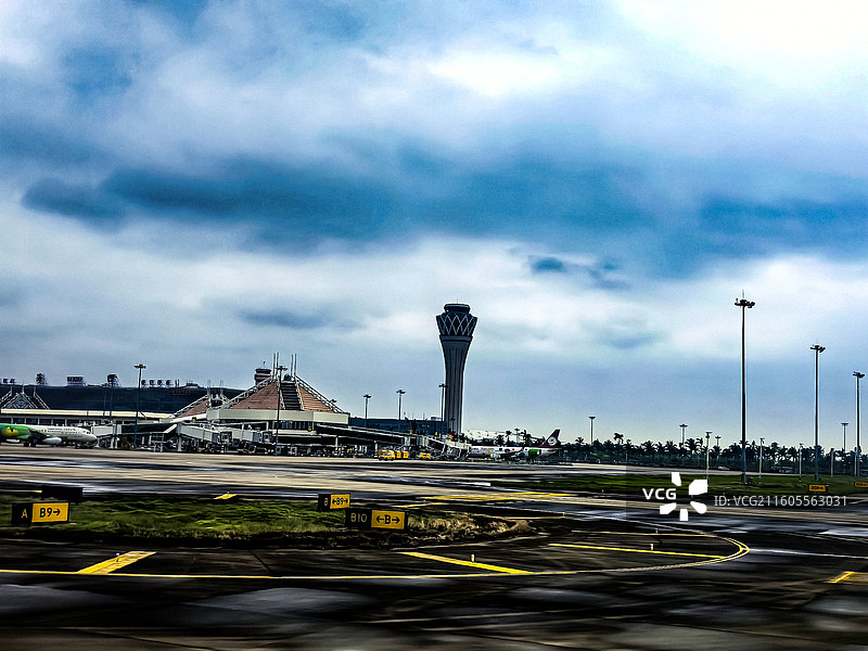 航拍海口美兰机场周边海南大地风光，海口美兰机场，高速公路，立交桥，万泉河图片素材