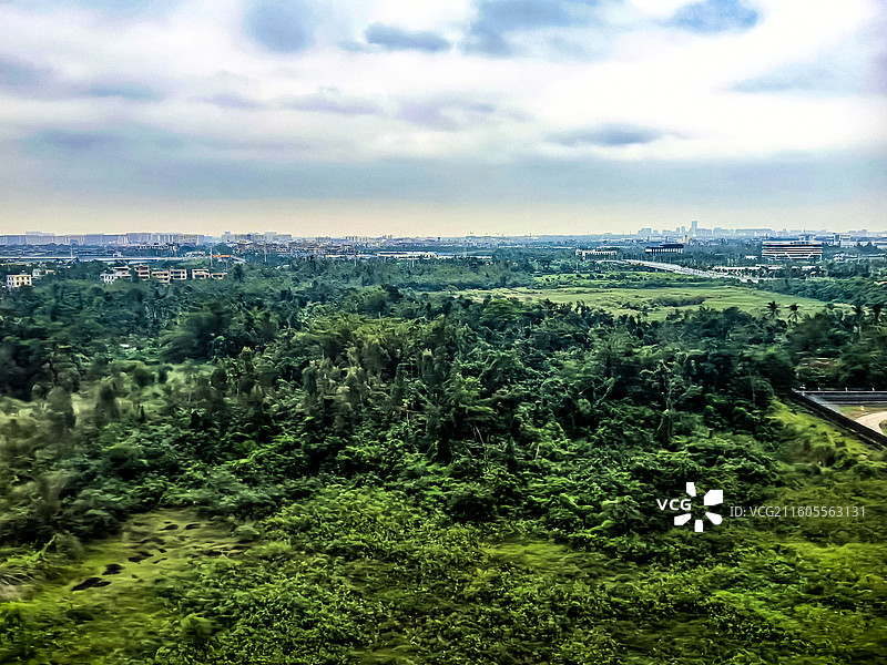 航拍海口美兰机场周边海南大地风光，海口美兰机场，高速公路，立交桥，万泉河图片素材
