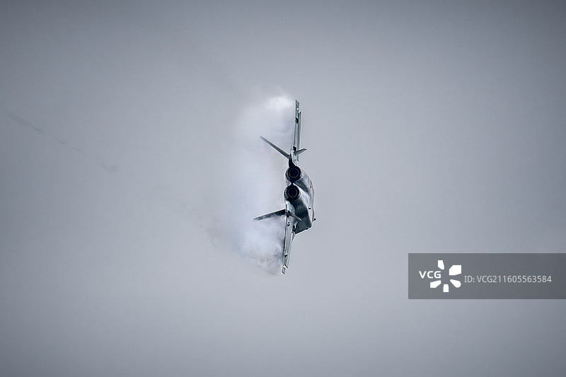 2024珠海航展中国空军歼20战斗机飞行表演图片素材