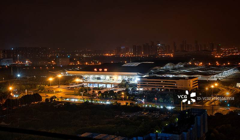 中国超大城市长沙市大型公共交通场所长沙南站高视角夜景图片素材