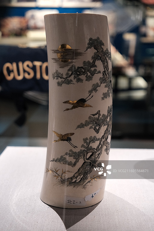中国海关博物馆象牙镶金松鹤图筒图片素材