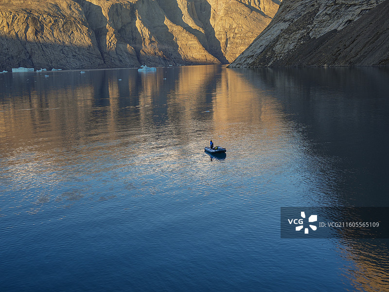 金色峡湾的独航图片素材