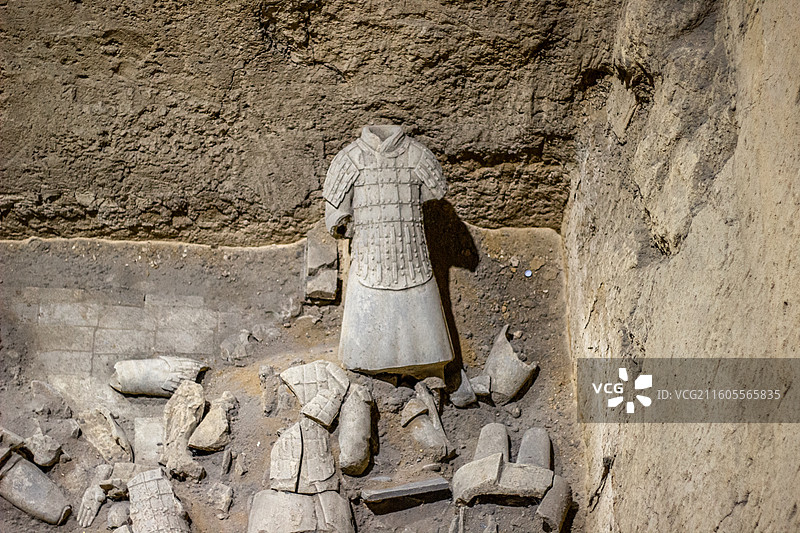 陕西西安秦始皇帝陵博物院展出的秦代 秦始皇兵马俑三号坑 兵马俑碎片(彩色)图片素材