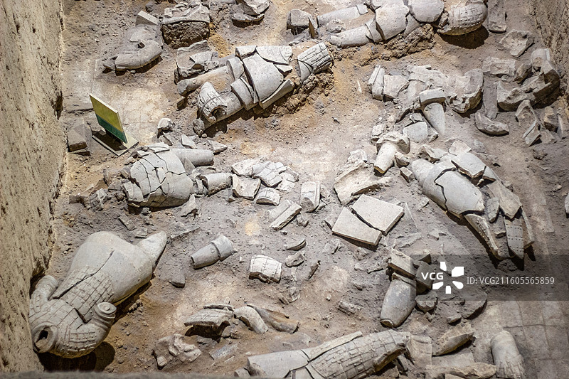 陕西西安秦始皇帝陵博物院展出的秦代 秦始皇兵马俑三号坑 兵马俑碎片(彩色)图片素材