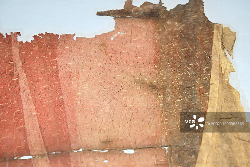 北京市丰台区，北京大葆台遗址博物馆（大葆台西汉墓遗址）馆藏绛紫绢地刺绣（西汉）图片素材