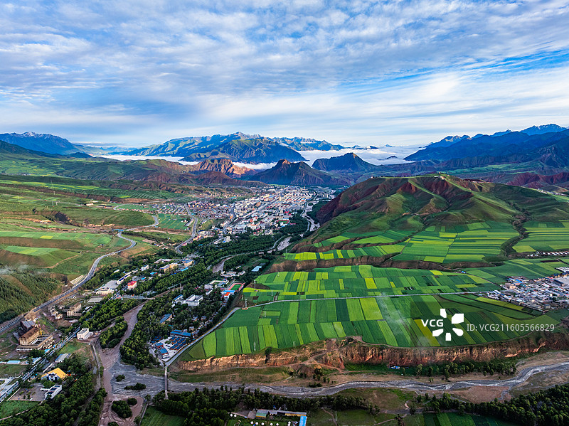 高原 山城 暮色 祁连山图片素材