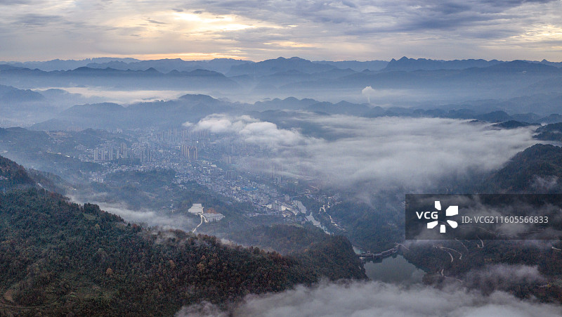 晨雾下的宣恩县城图片素材