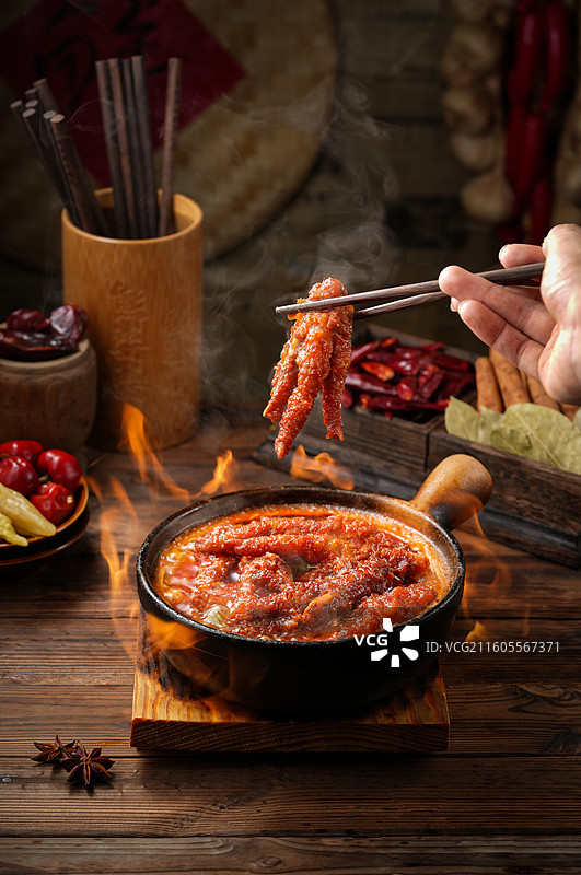 热气腾腾的市井风砂锅菜摄影人物手部出境明火图片素材