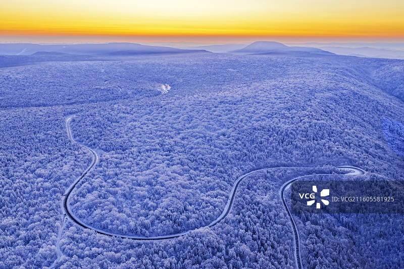 冬季日出时分，无人机航拍吉林省延边仙峰国家森林公园长白山雪岭、老里克湖和林区公路雾凇景观。图片素材
