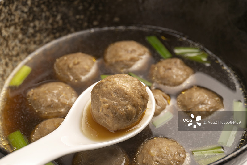 白色勺子舀起潮汕牛肉丸牛筋丸火锅丸子图片素材