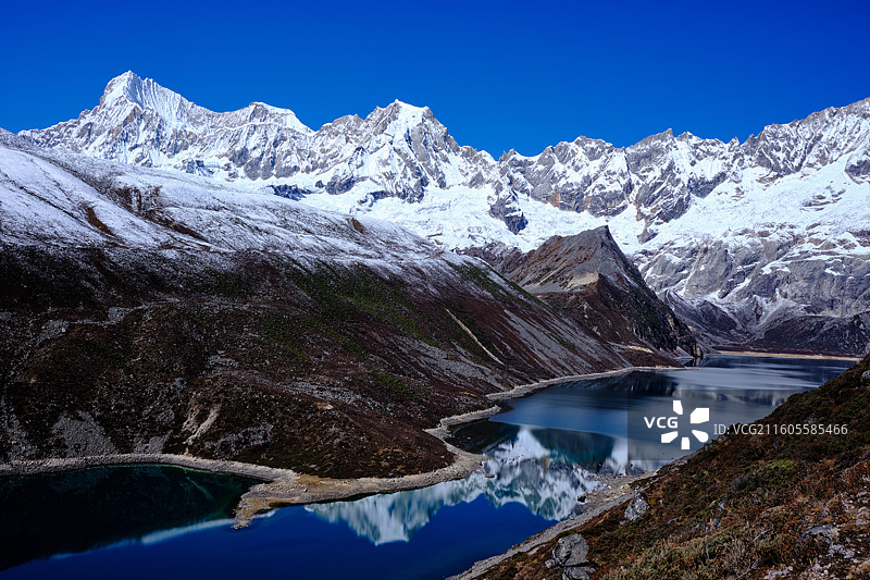 库拉岗日旁的白马林措图片素材
