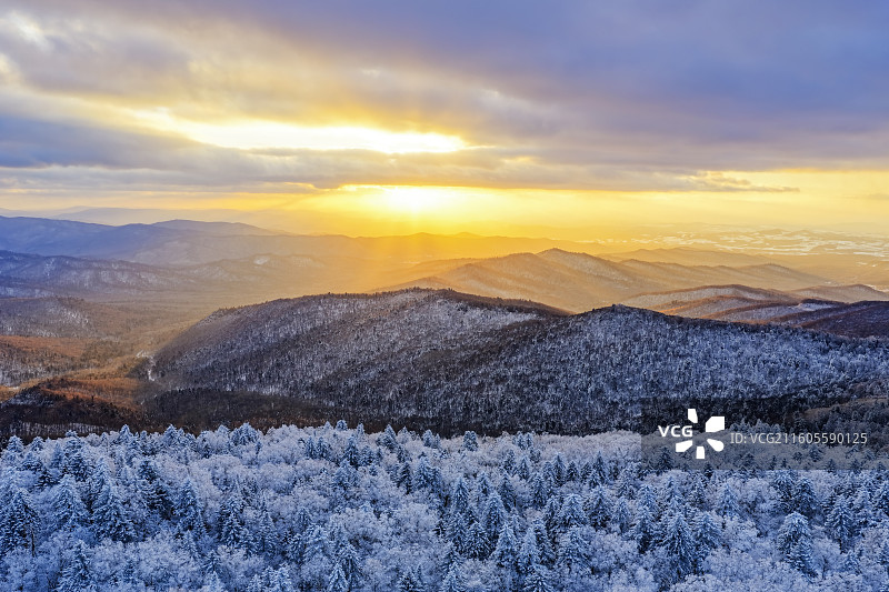 冬季日落时分，无人机航拍吉林省延边仙峰国家森林公园长白山雪岭、老里克湖夕阳、日落雾凇景观。图片素材
