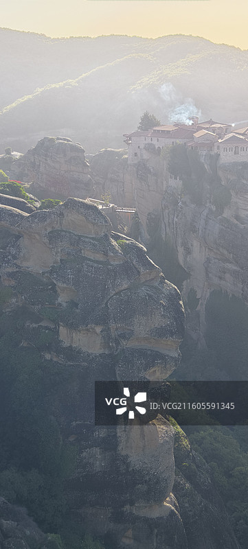 希腊天空之城～梅黛奥拉-瓦尔拉姆修道院，海拔约551米，以精美壁画和圣经手抄本闻名图片素材