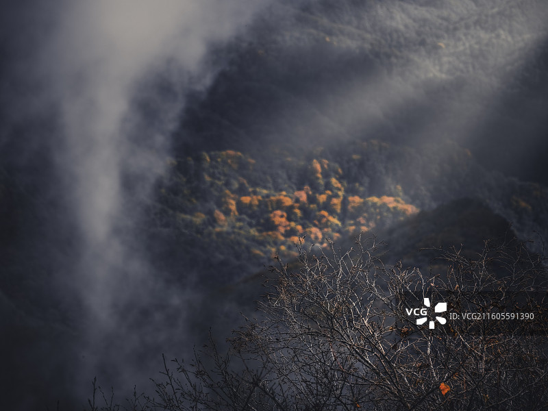 米仓山香炉峰层林尽染的秋色图片素材