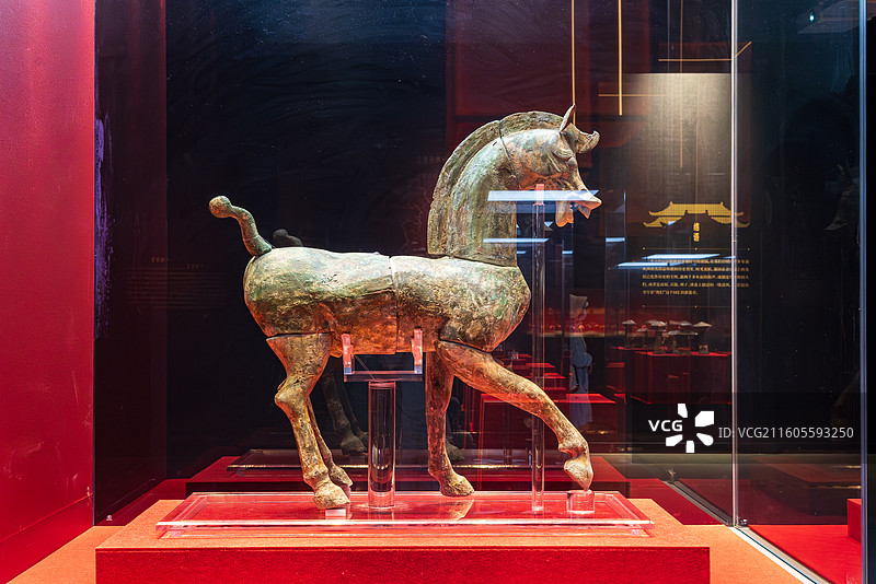 青铜马雕塑展陈图片素材