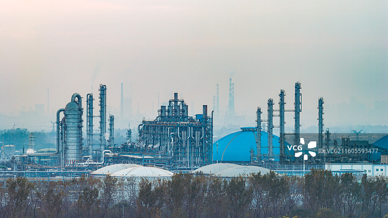 武汉青山区秋季晚霞下的化工园区航拍景象图片素材