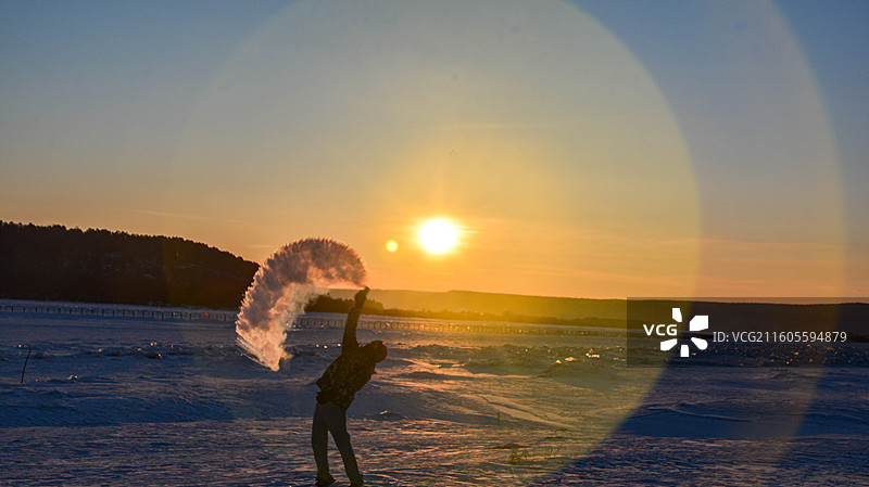 漠河黑龙江自然风光泼水成冰图片素材