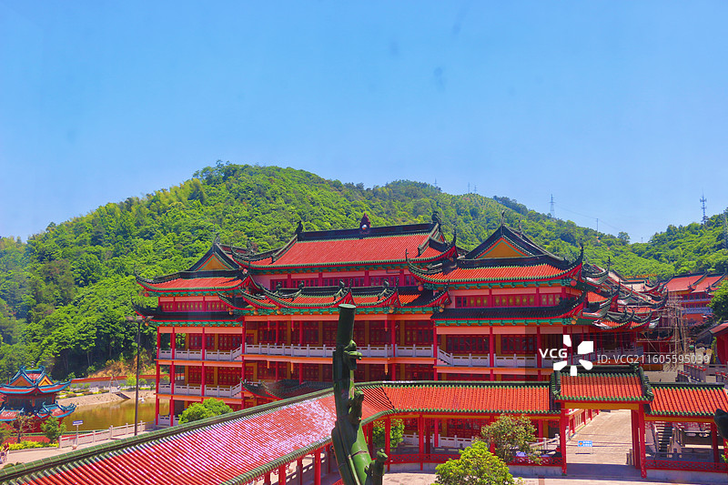 绍兴上虞秀峰殿宇层层叠叠，依山势而建，气势恢宏，仿佛世外桃源，因此获得了“江南布达拉宫”的美誉图片素材