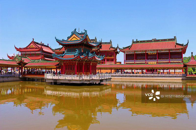 绍兴上虞秀峰寺放生池，八角凉亭在池中挺立，与周围的亭台楼阁共同构成了一幅绚烂的画卷，美轮美奂图片素材