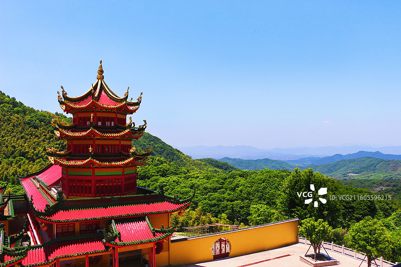 绍兴上虞秀峰寺依山势而建，气势恢宏，登临寺中，可以极目远眺，将周边的田园风光尽收眼底，视野极为开阔图片素材