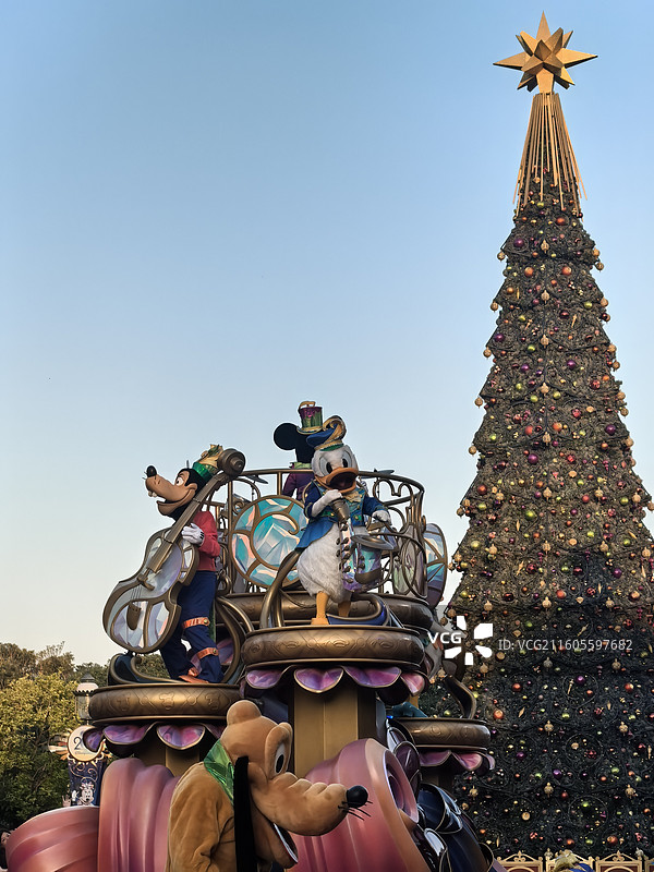 香港迪士尼圣诞季圣诞节花车巡游米奇唐老鸭高飞图片素材