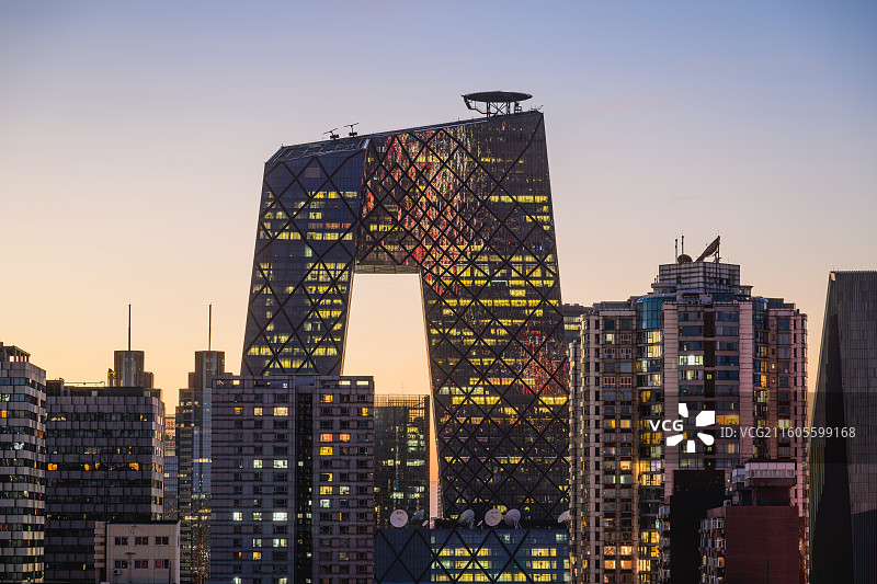 北京地标建筑：中央电视台（CCTV大厦）日落，夜景内透。图片素材