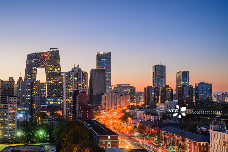 北京城市天际线，国贸CBD日落，夜景内透，可见中央电视台（CCTV大厦）。图片素材