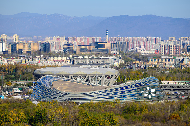 北京市朝阳区，国家速滑馆（“冰丝带”）、国家网球中心-钻石球场，航拍视角、秋季晴天。图片素材