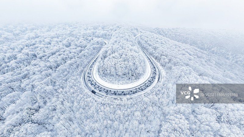 冬季，无人机航拍吉林省延边仙峰国家森林公园长白山雪岭林区公路雾凇景观。图片素材