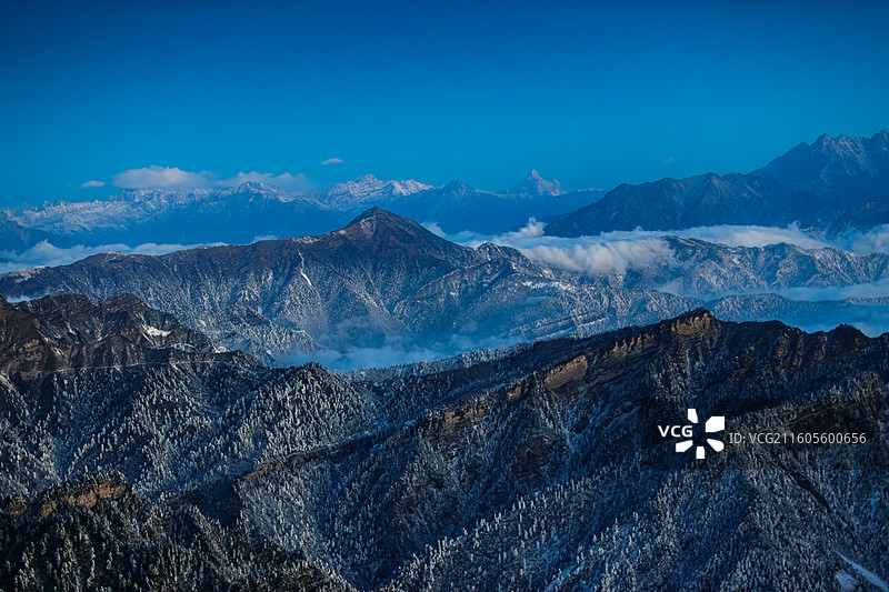 牛背山冬日雪山图片素材