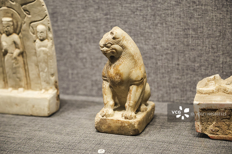 汉白玉佛像座 蹲狮形石镇 汉白玉背屏式 三尊像 长方形石案 陶厕 邯郸博物馆邯郸历史文化陈列甘丹风华图片素材