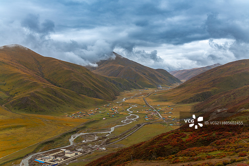 四川省阿坝藏族自治州色达的山谷风光图片素材