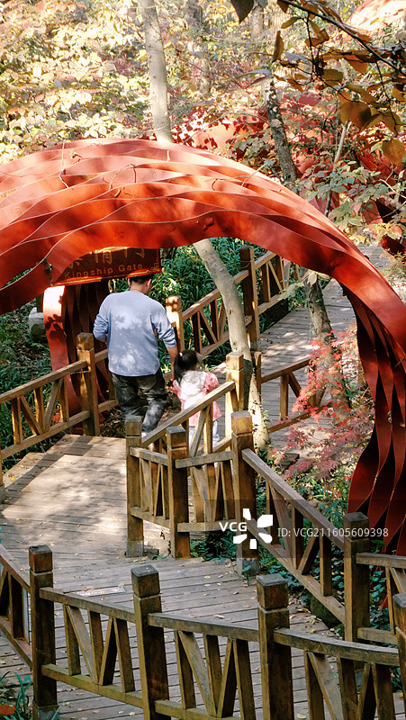 淮安文旅盱眙铁山寺国家森林公园各处石木梯桥不仅为游客提供了便利也成为了园内景观造物的一部分图片素材