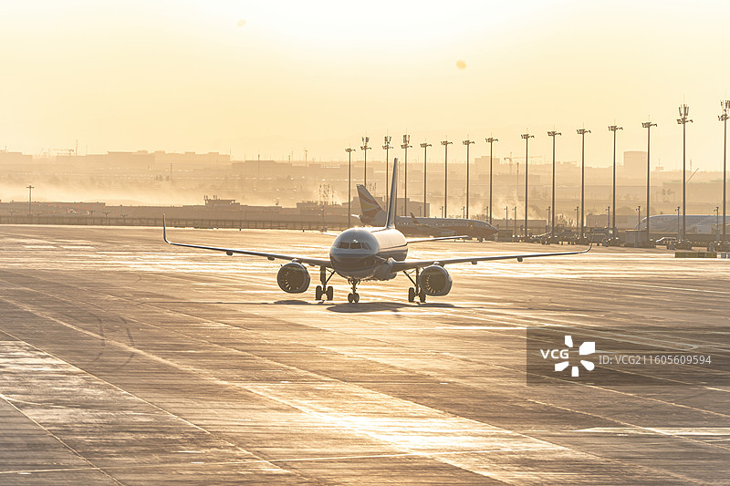 新疆乌鲁木齐天山国际机场民航客机滑行场景图片素材