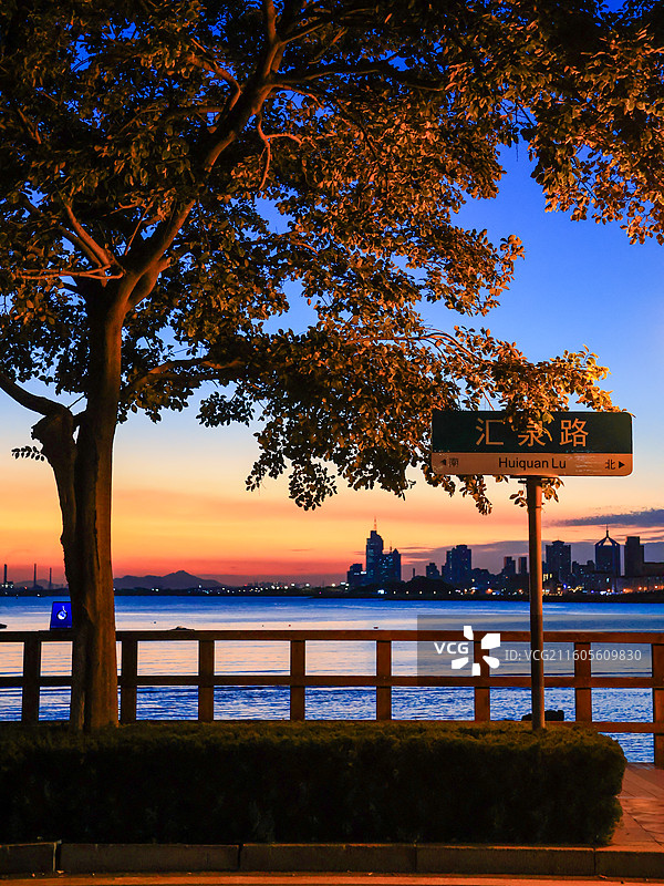 海边傍晚蓝调时刻 氛围感夜景街道 青岛图片素材