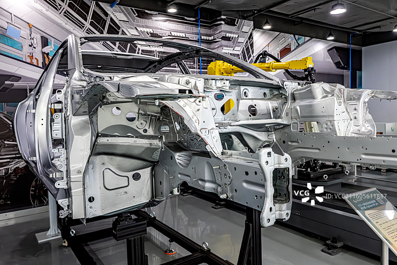 汽车白车身 奥迪轿车 溃缩结构强度 海克斯康CTC车身一体化自动检测 复杂的金属结构相互铆接成一体图片素材