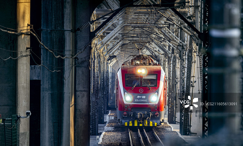 穿过钱塘江大桥的和谐号电车组图片素材
