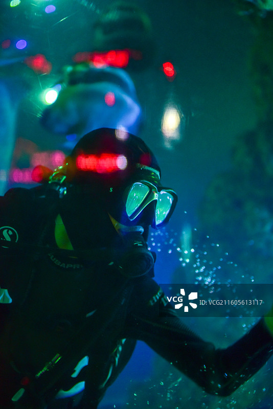 潜水员在发光水下环境中探索图片素材