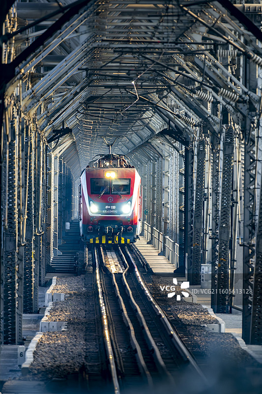 穿过钱塘江大桥的和谐号电车组图片素材