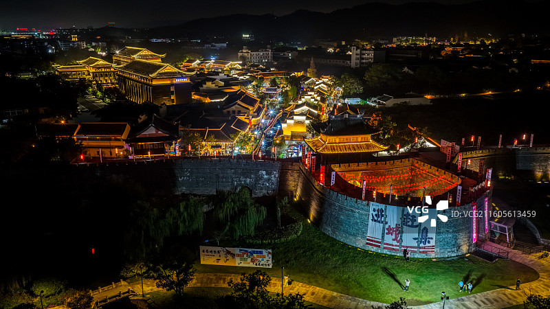 宁波慈城古县城大东门骢马河街区夜景灯光秀图片素材