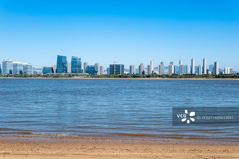 福建福州闽江两岸的水面沙滩与现代化城市建筑发展景观图片素材