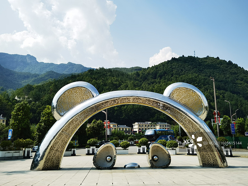 陕西佛坪高铁站的熊猫造型雕塑图片素材