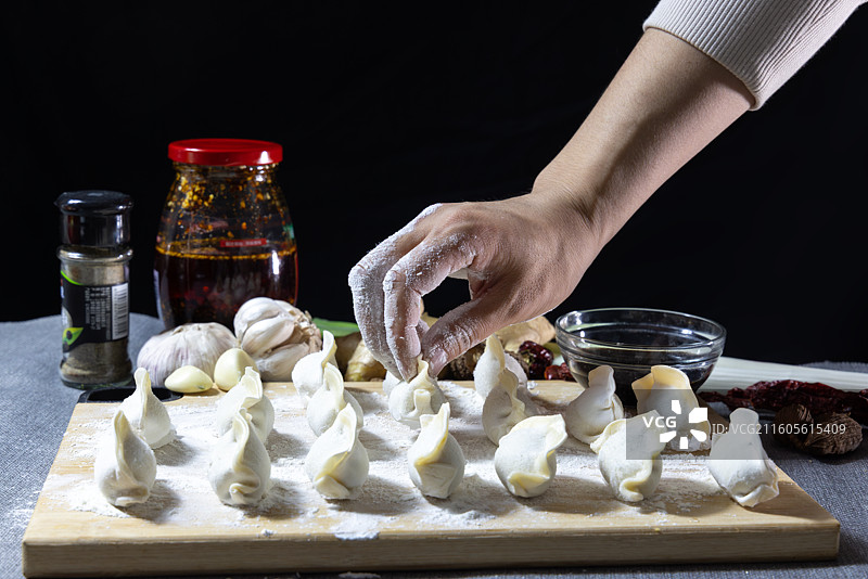 节日包饺子案板展示过程图片素材