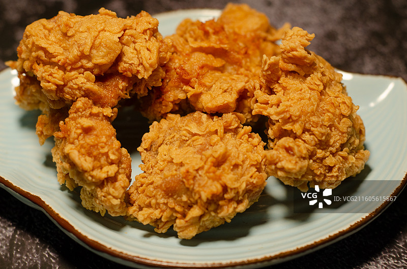 盘子里的美味炸鸡块图片素材