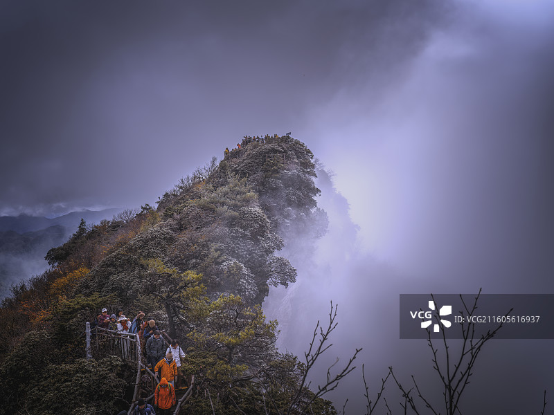 米仓山香炉峰层林尽染的秋色图片素材