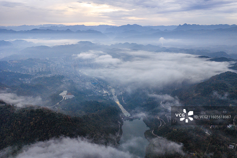 晨雾下的宣恩县城图片素材