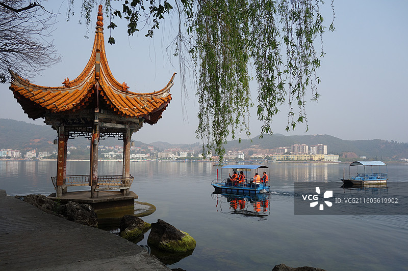 云南省玉溪市抚仙湖：孤山岛春心亭图片素材